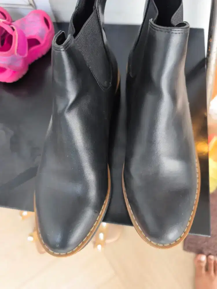 Preloved H&M Divided Sepatu Boots Hitam 38