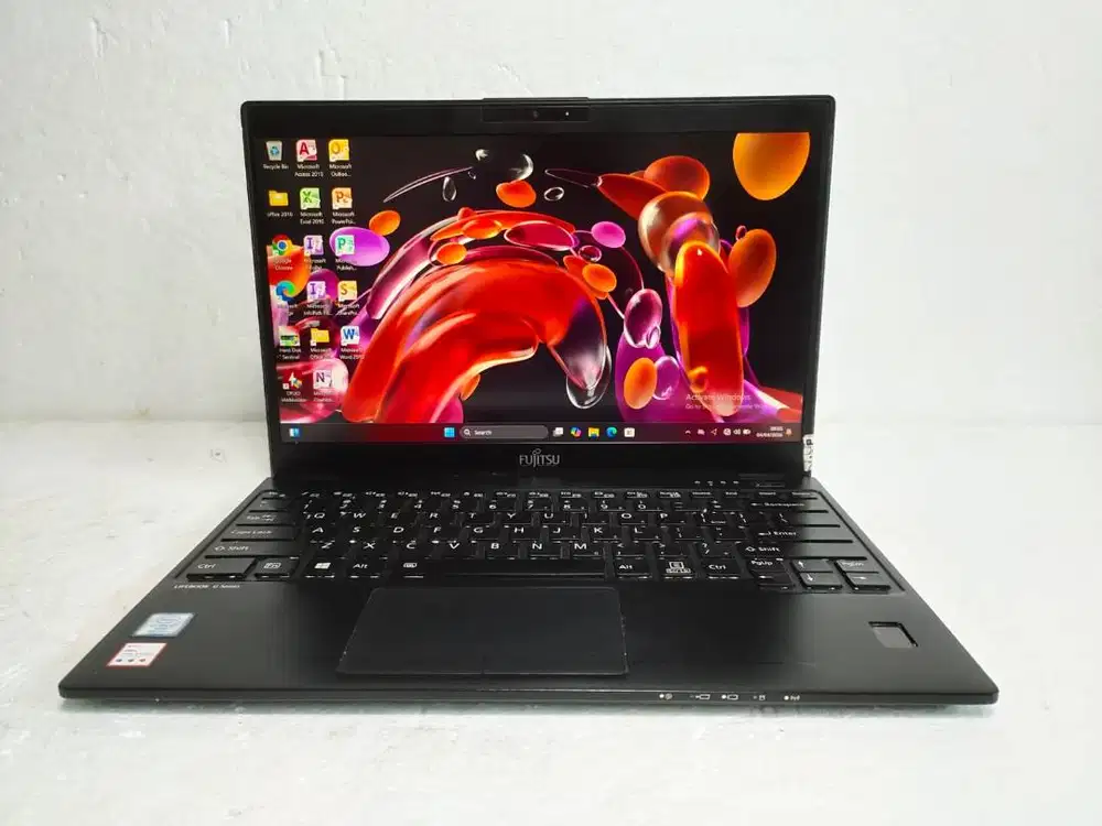Fujitsu U939 Ultrabook Core i7-8665U RAM 16GB SSD 256GB Layar FHD B477