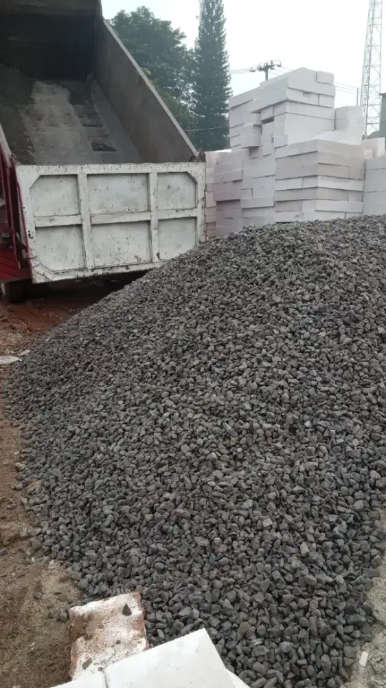 Pasir urug Batu split makadam sirdam limestone abu batu