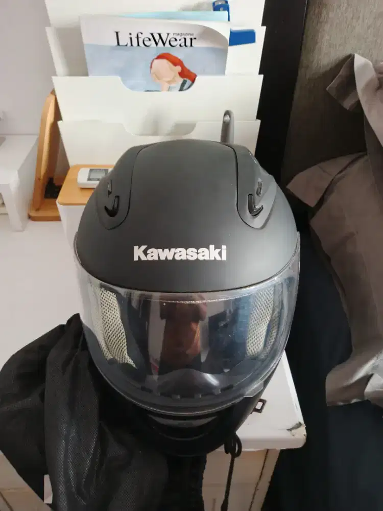 Di jual helm Kawasaki warna hitam