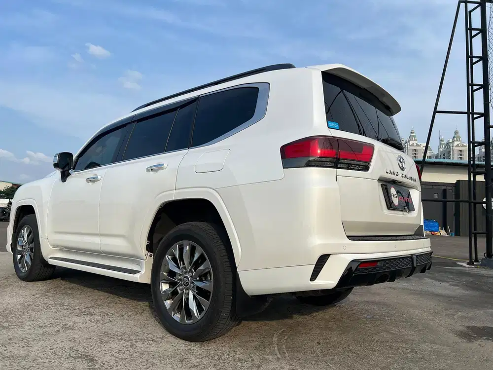 TOYOTA Land Cruiser 300 VXR 4x4 AT 2024