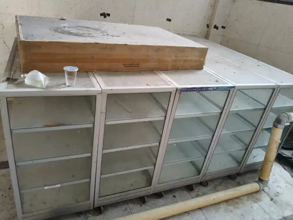 LEMARI RAK KACA RENDAH 5 PCS DAN LEMARI RAK KACA TINGGI 1 PCS