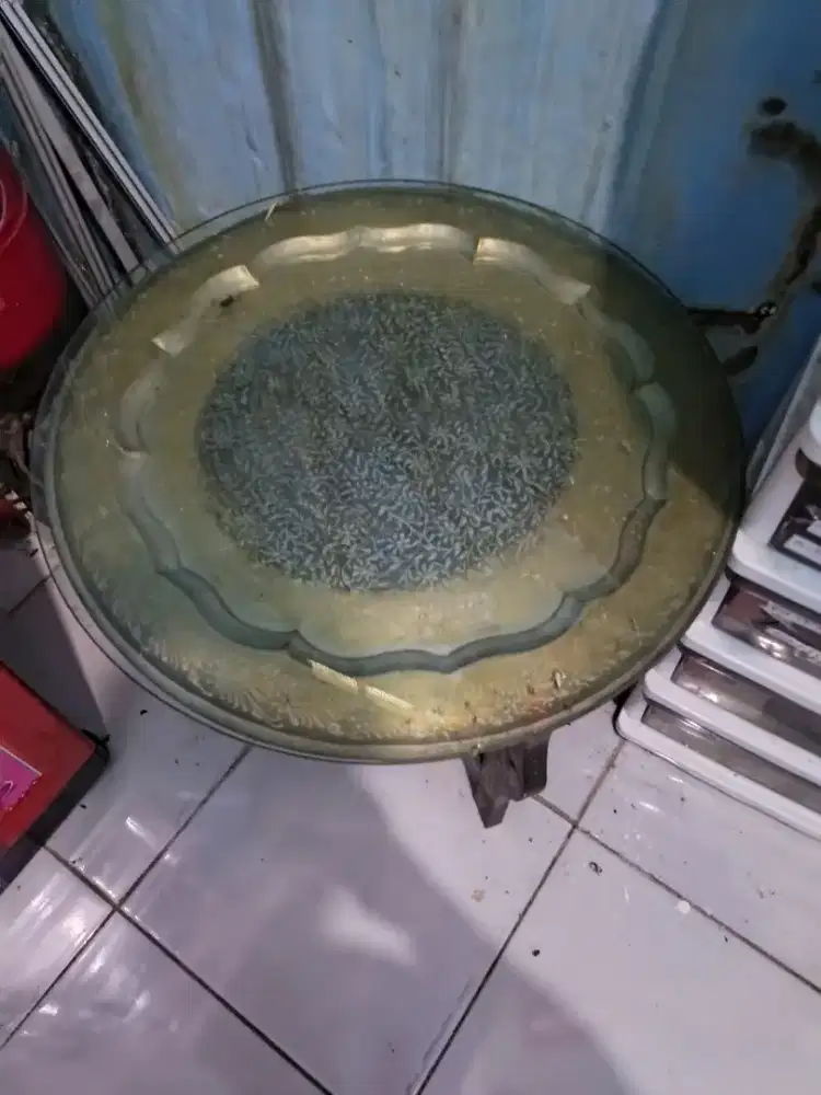 Meja lingkaran kaca kayu