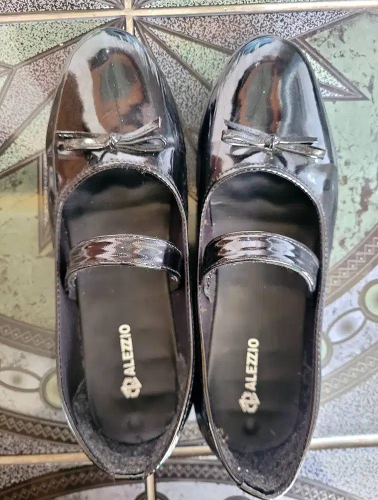 Sepatu Hitam Wanita