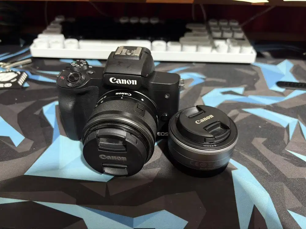 Canon EOS M50 + 2 Lensa (Kit 15-45mm & 22mm)