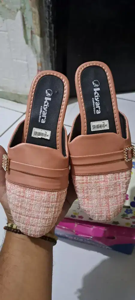 Sepatu sendal belum pernah di pake