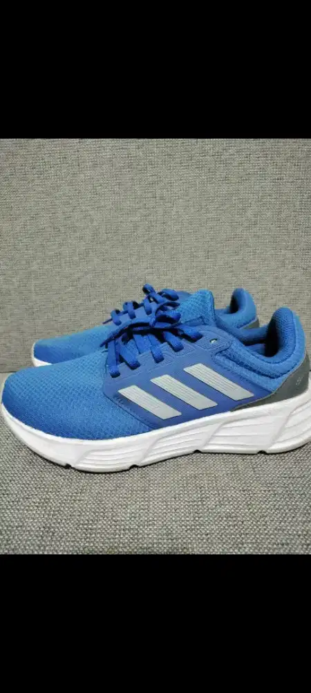 Sepatu Running Adidas