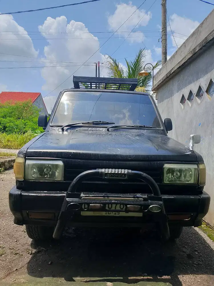 Dijual mobil pick-up Toyota kijang super