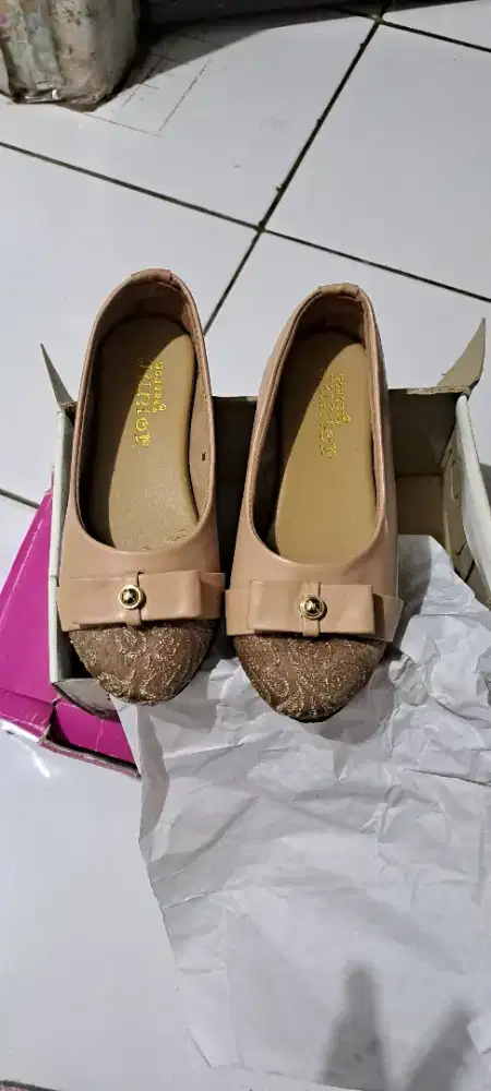 Sepatu anak perempuan