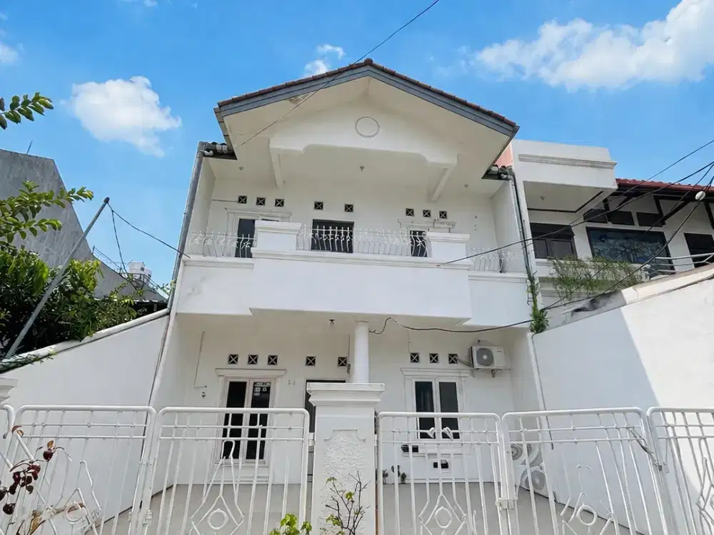 Rumah 2,5 Lantai di Pondok Bambu – Jalan Lebar, Carport 2 Mobil, SHM