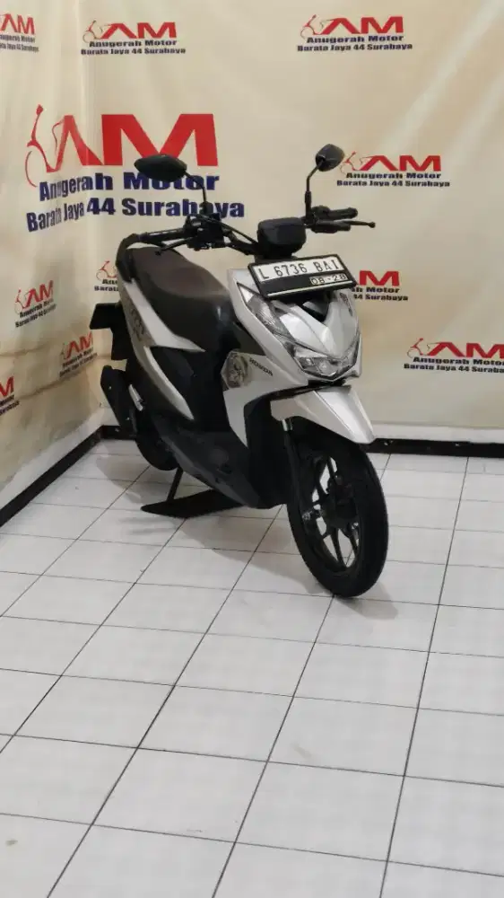 Honda Beat Street Tahun 2023 warna silver
