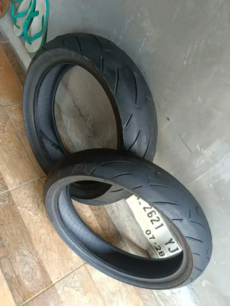 Bismillah barangkali ada yang minat sepasang ban Corsa tapak lebar