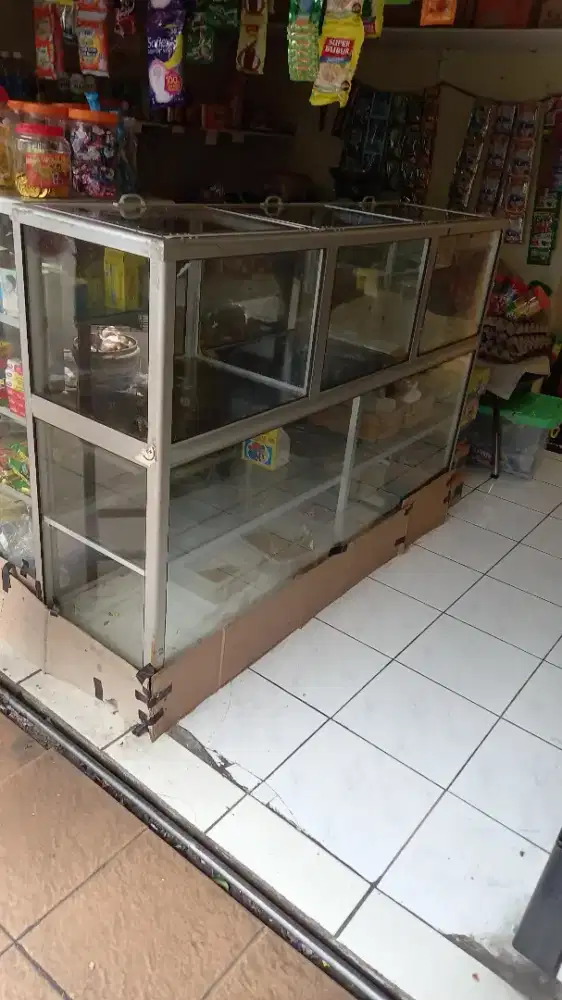 Etalase bekas warung sembako