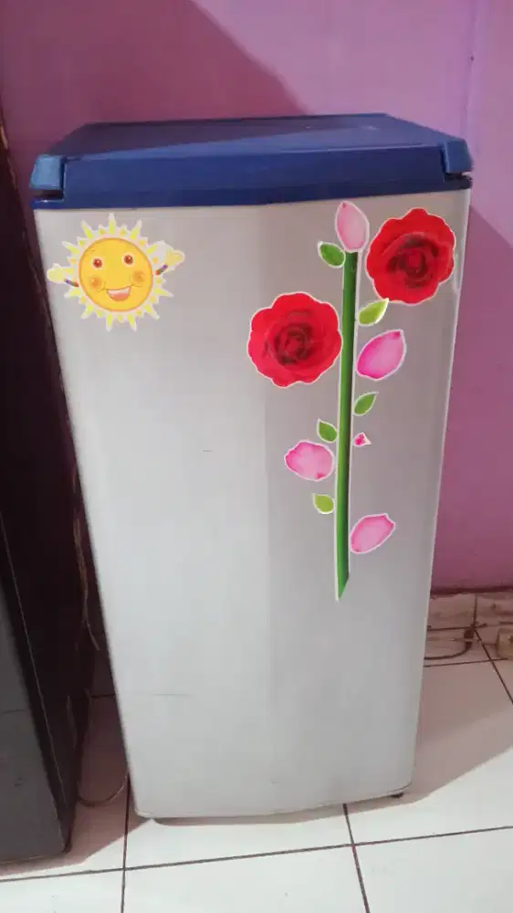 dijual kulkas 1 pintu
bagus 
merek sanyo
beku dan dingin cepat