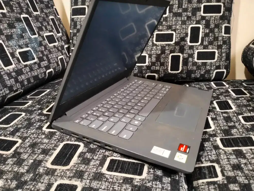 Lenovo Ideapad v14 AMD ATHLON gold RAM 8 SSD 256/Radeon vram2gb