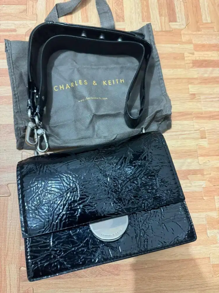 Tas Charles & Keith Original Hitam Glossy – Sling Bag + Dust Bag