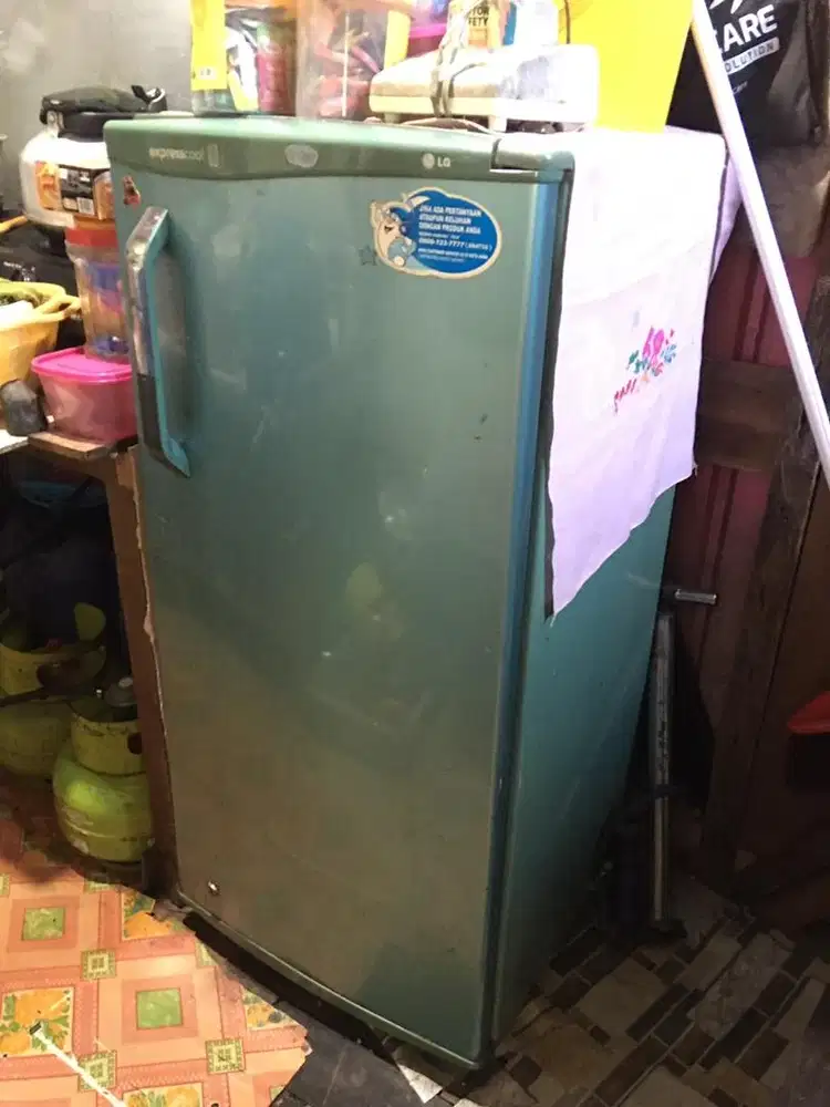 Kulkas merk LG warna hijau