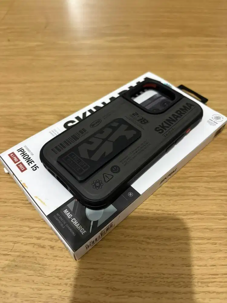 Case skinarma iphone 15 pro warna Hitam