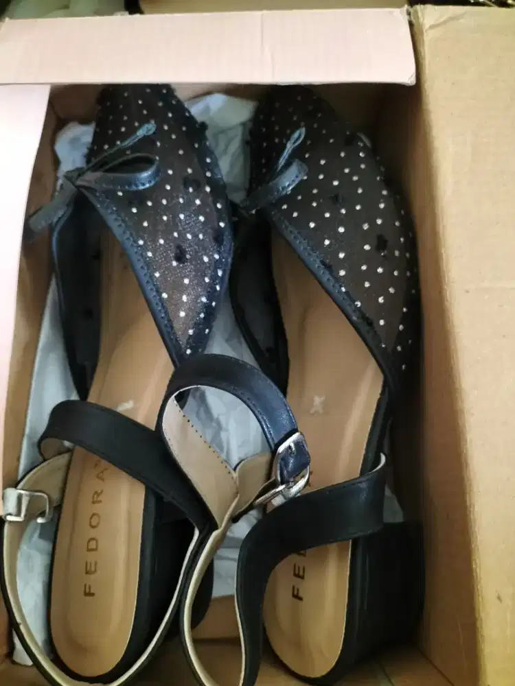 Sepatu sandal wanita