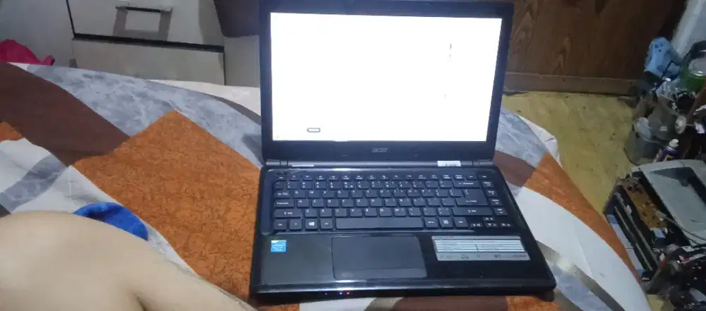 Laptop Acer Aspire E1-410