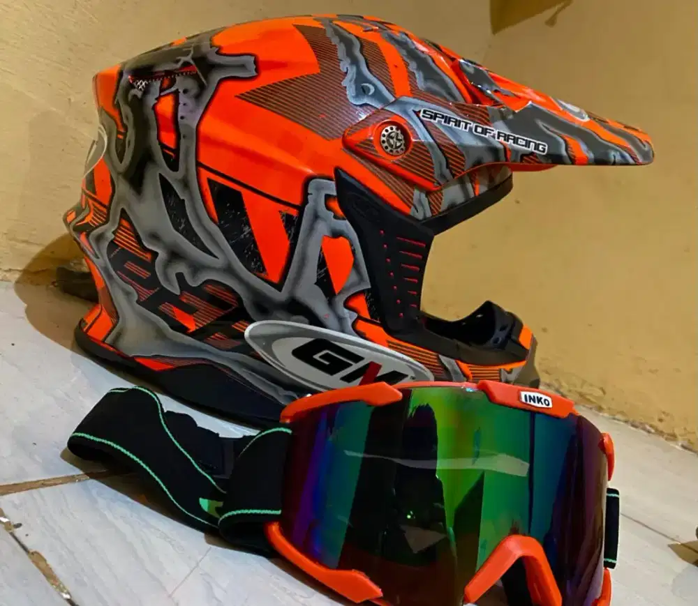 Di jual Cepat helem Gm untuk anak Crf trail pas banr ni Baru 3× Pake