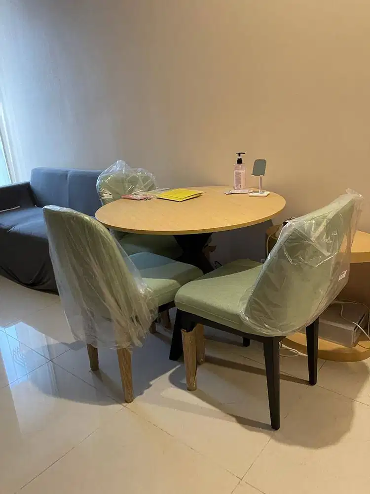 Set Meja + 4 Kursi Empuk Like New 1,5 JT Taman Anggrek