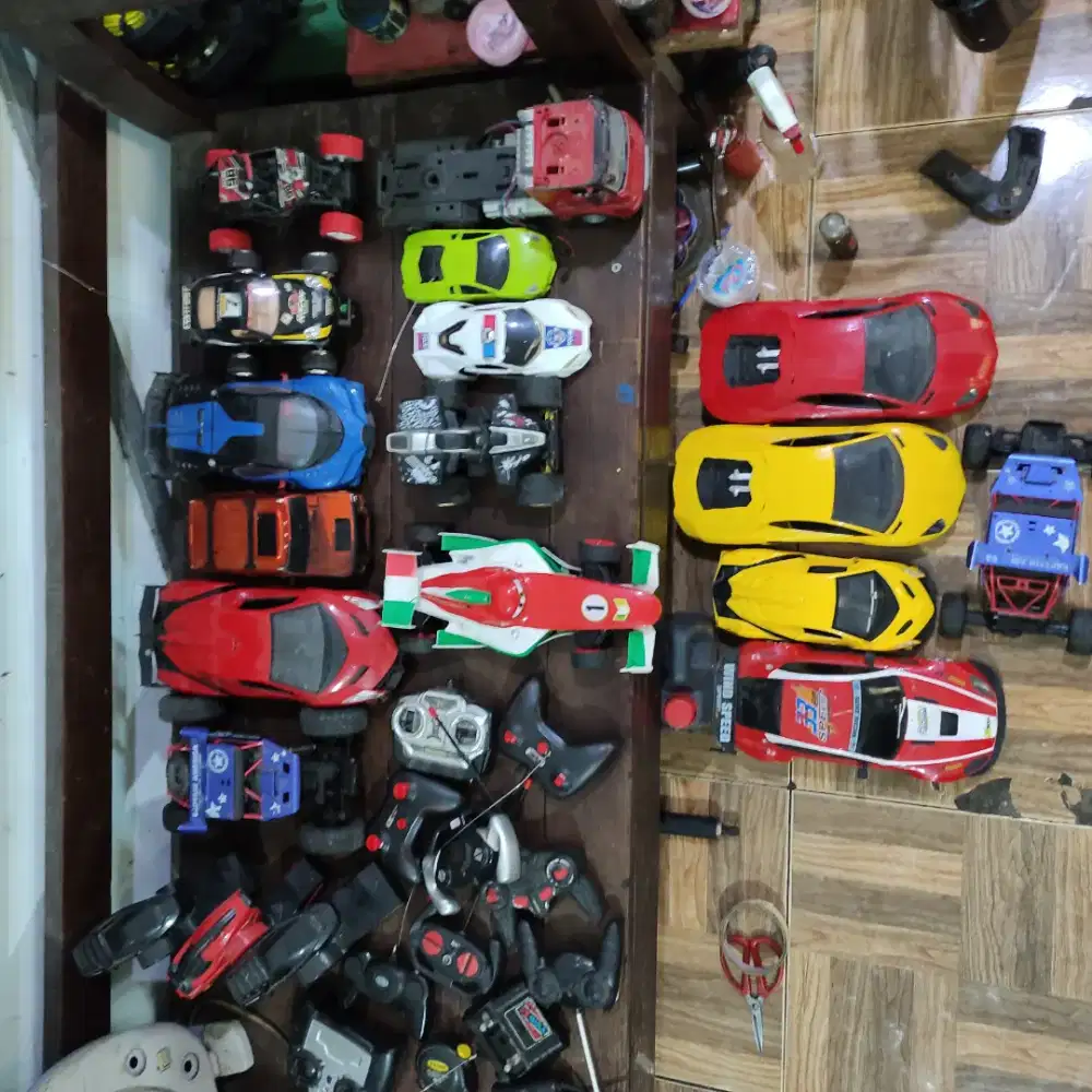 Rc mobil ada banyak 16 unit borong semua