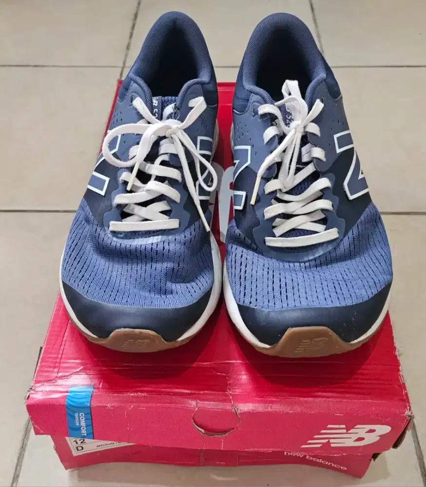 Dijual sepatu New Balance warna Biru size 46.5