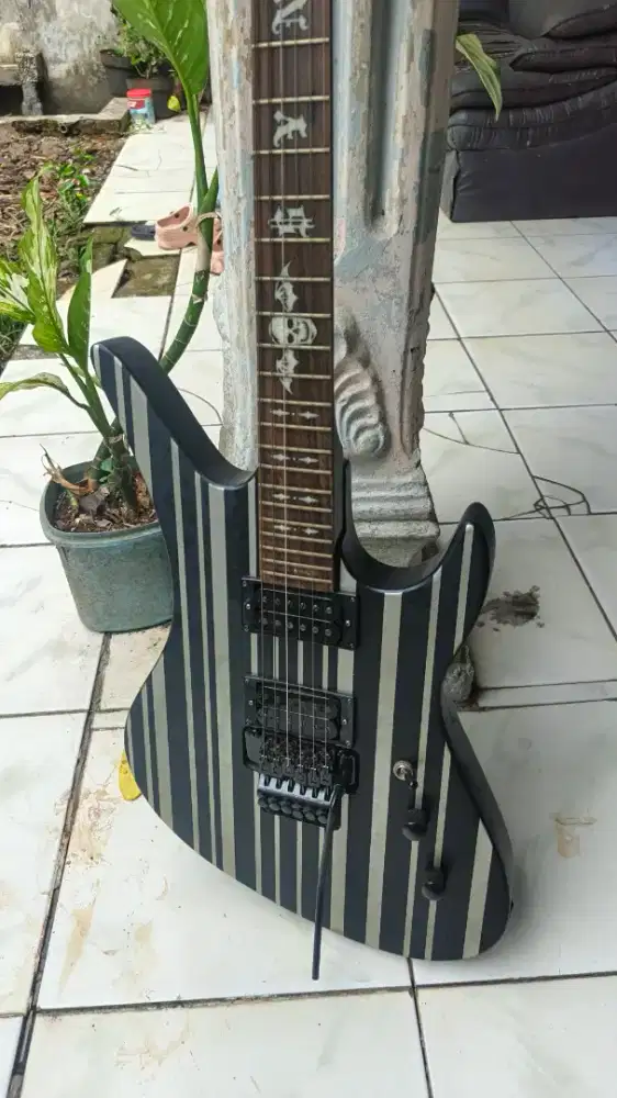 Gitar listrik custom