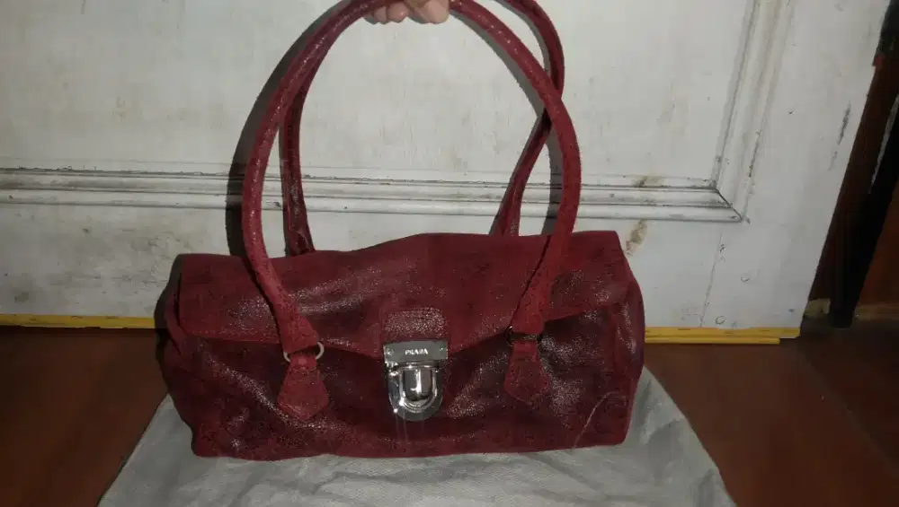 Tas Prada merah