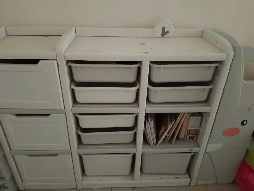 Lemari buku dan mainan anak