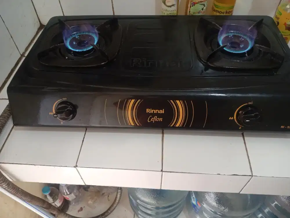 Kompor gas Rinnai 2 tungku seperti baru+ selang regulator