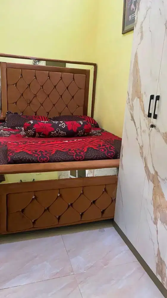 Tempat tidur beserta kasurnya baru 2 bln pakai