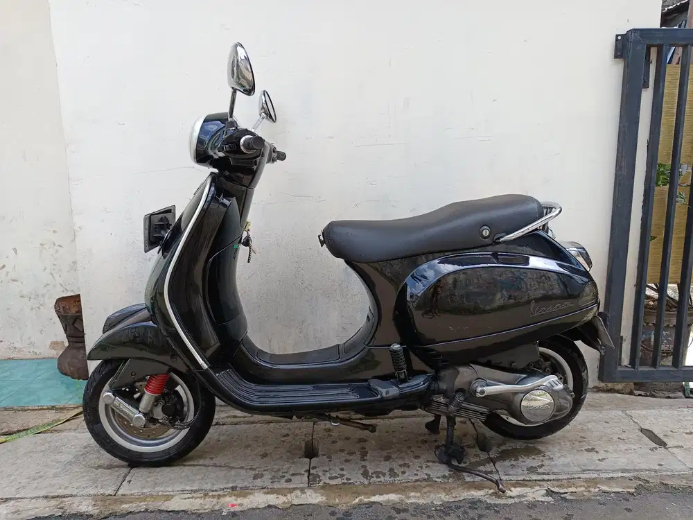 For sale piaggio vespa lx125 2011 bagus