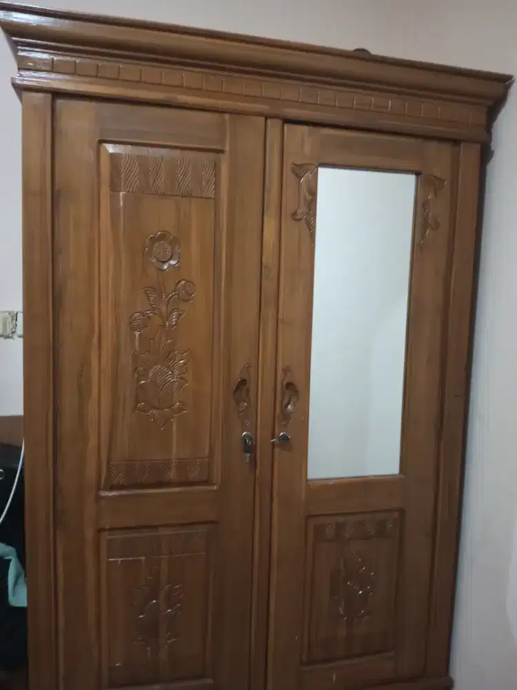 Lemari pakaian kayu bekas dalam kondisi sangat baik.