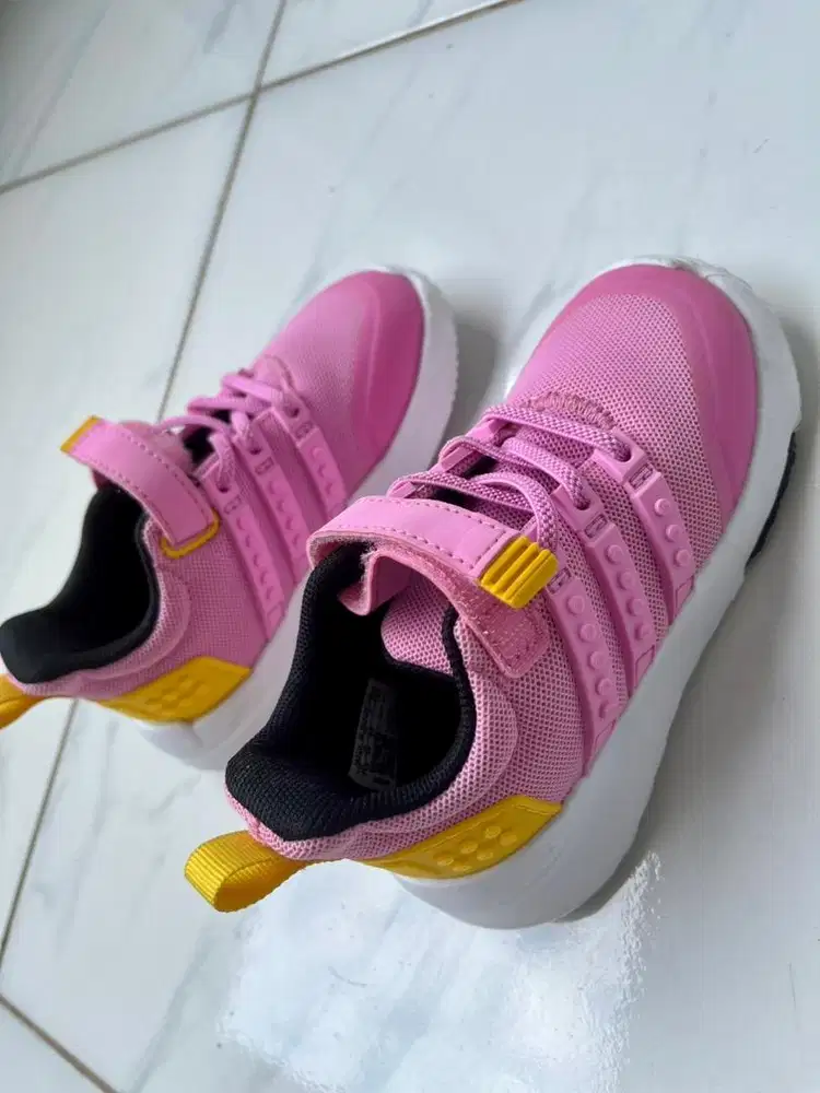 Sepatu anak perempuan