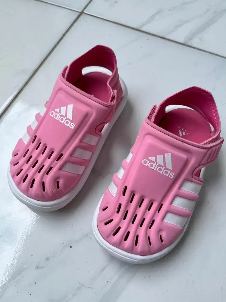 Sepatu anak perempuan