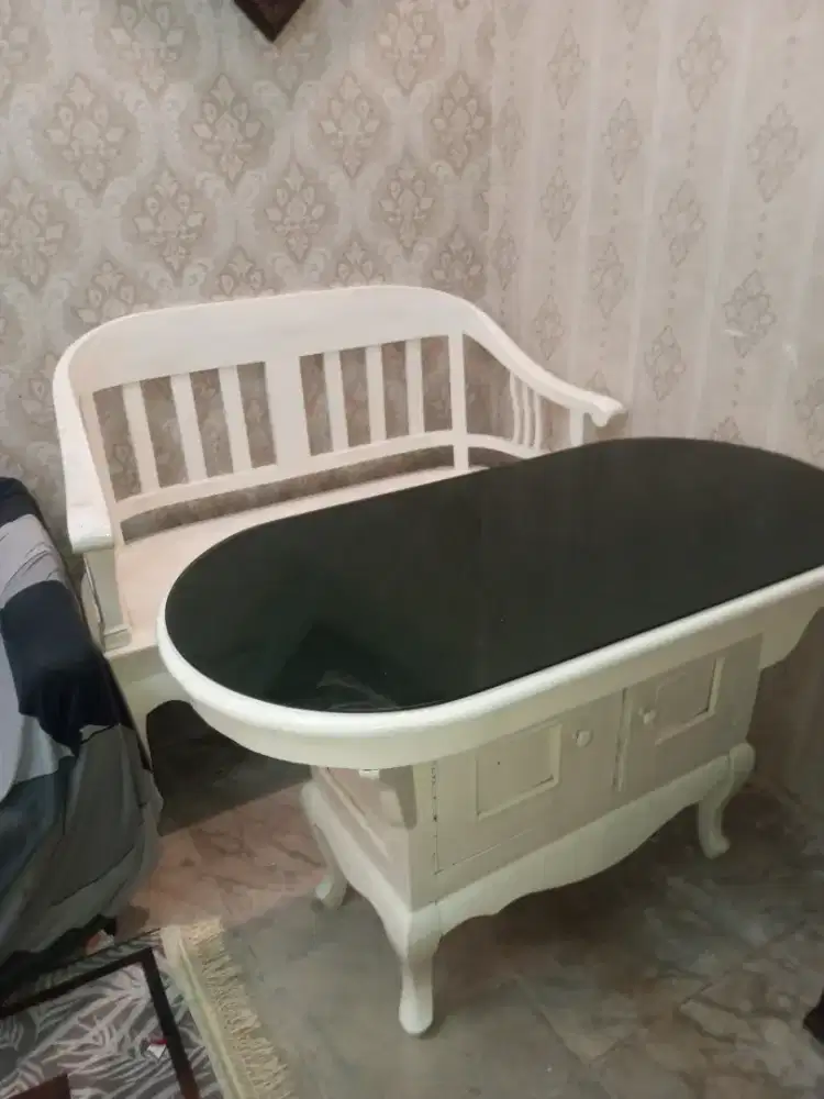 Satu set meja, satu kursi besar, dan dua kursi kecil.