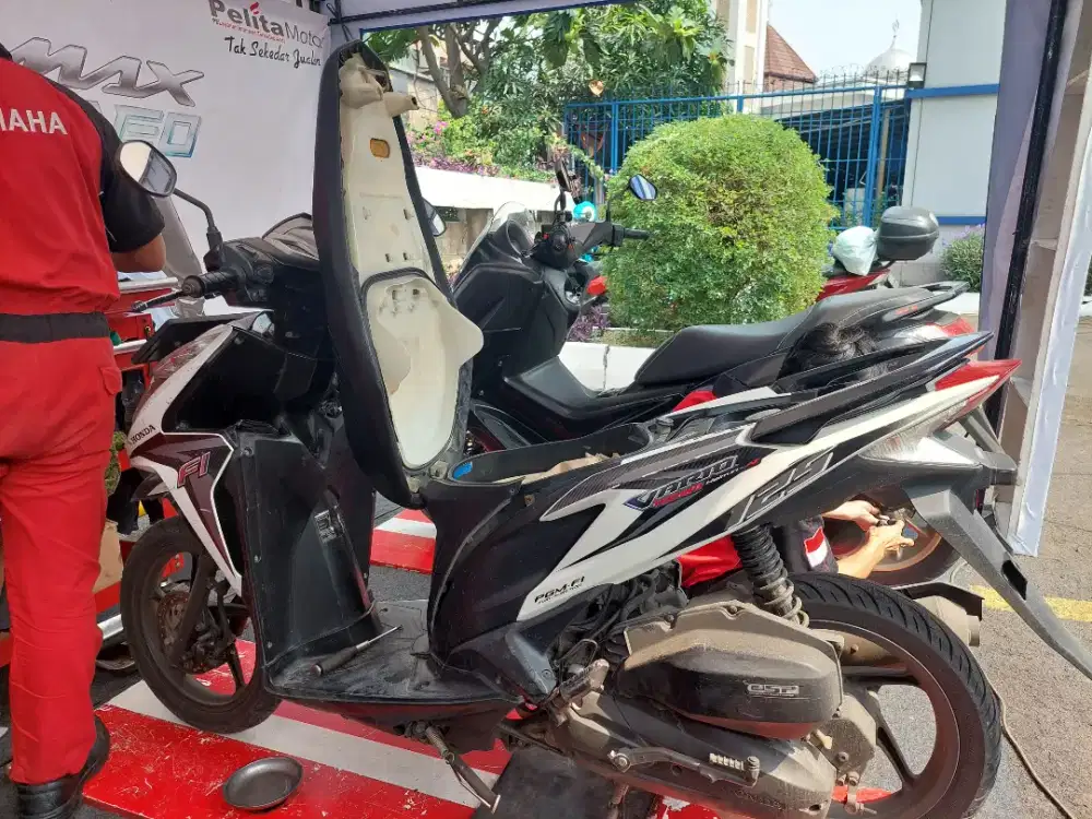 VARIO 125KZR Tahun 2012 Putih Hitam