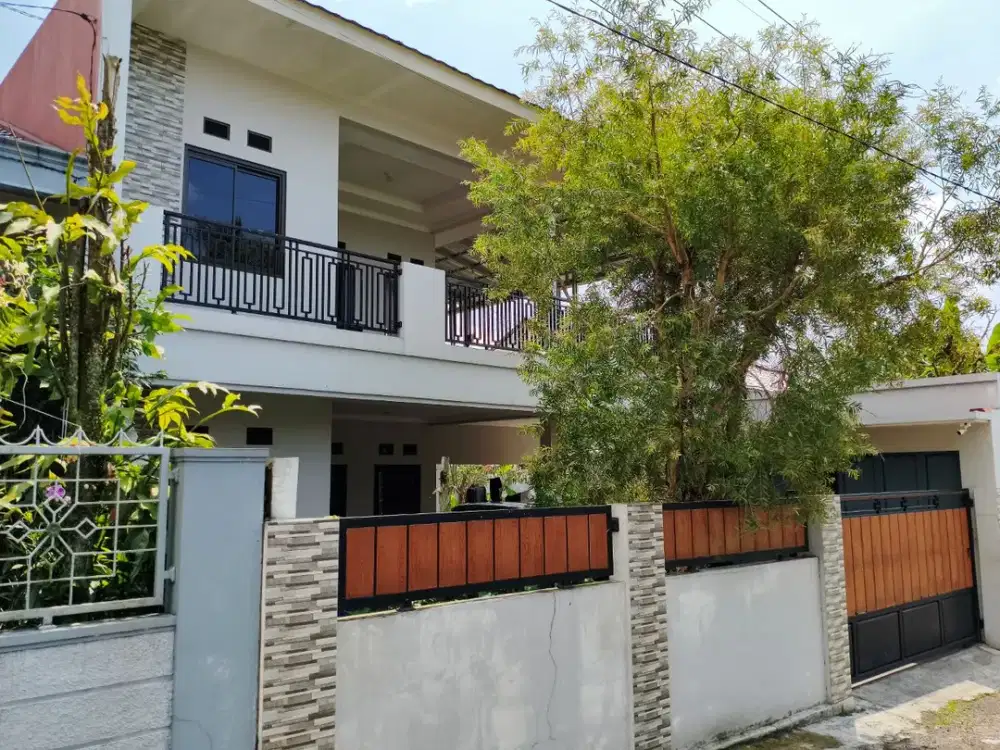 Rumah 2 Lantai Siap Huni Lingkungan Asri Dekat Pusat Kota