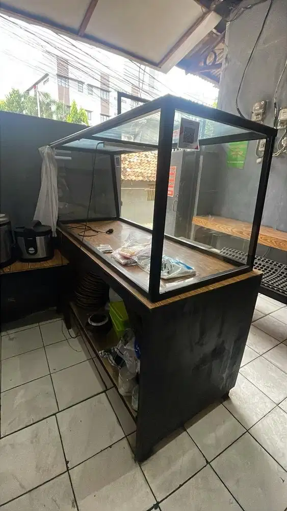 Etalase dan meja warung