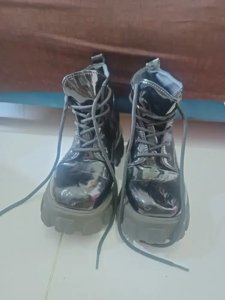 Sepatu booth glossy hitam wanita LIKE NEW