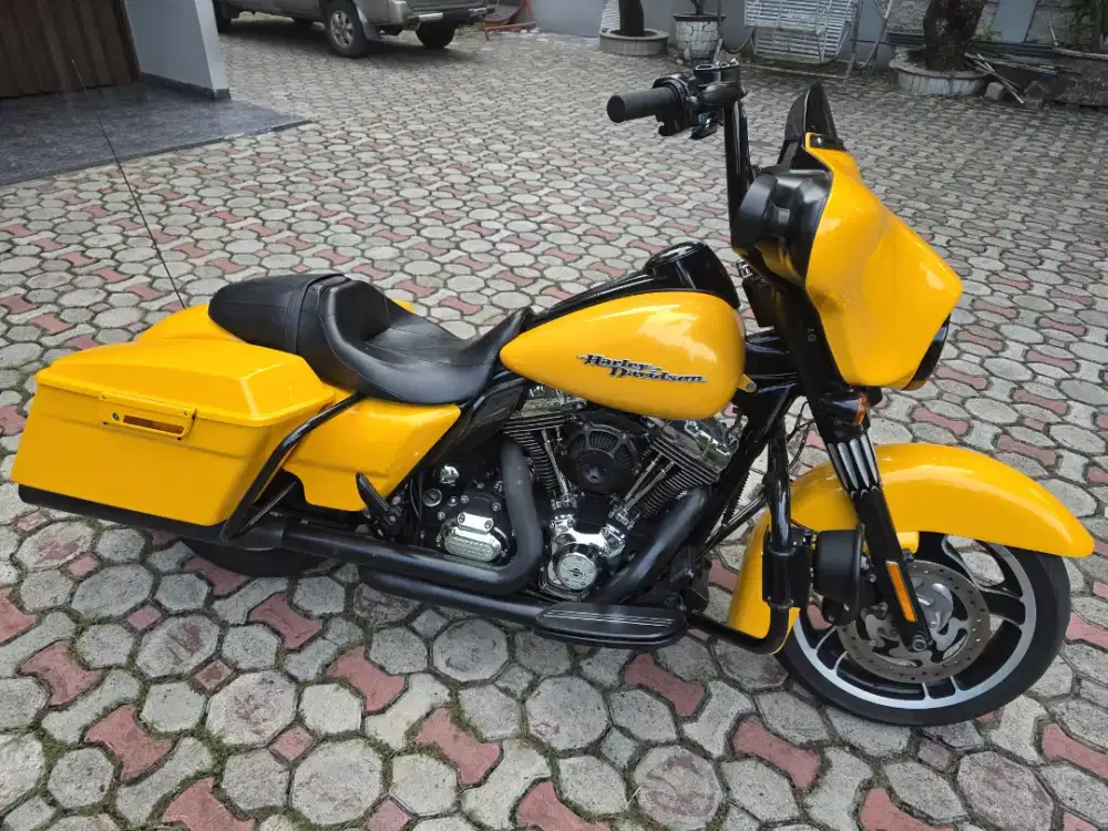 Harley Street Glide Yellow Pearls