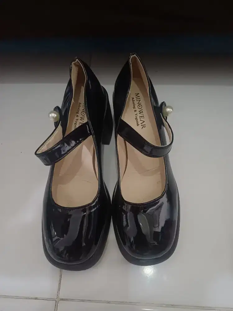 Sepatu Minowear Eliza Sneakers wanita hitam glossy LIKE NEW