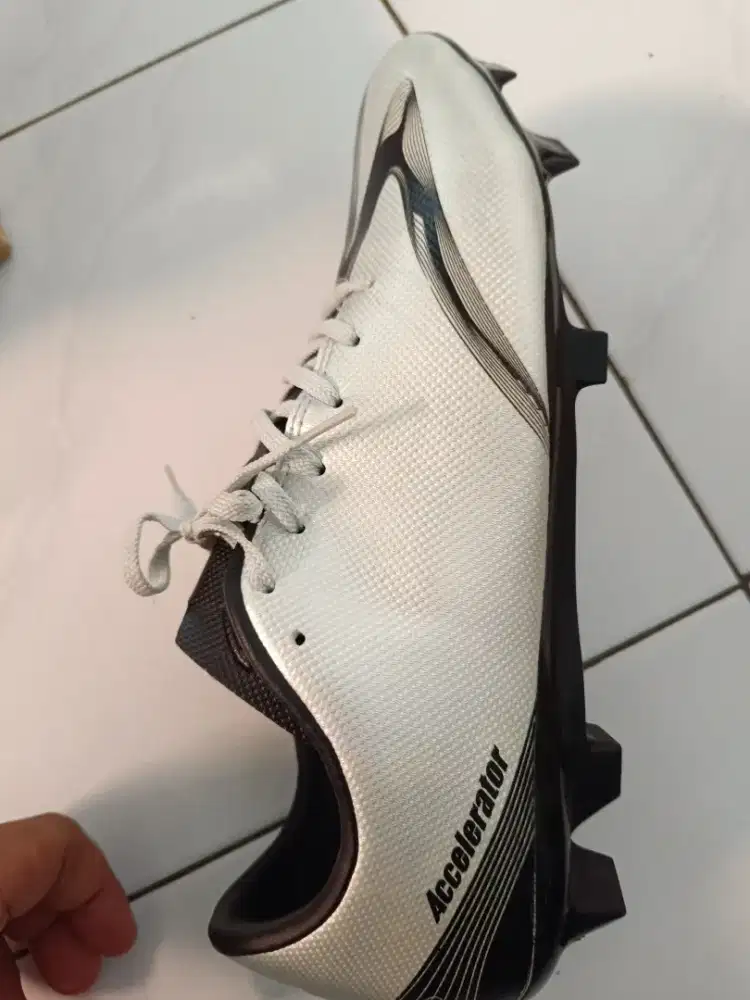 Sepatu bola dan sarung tangan specs