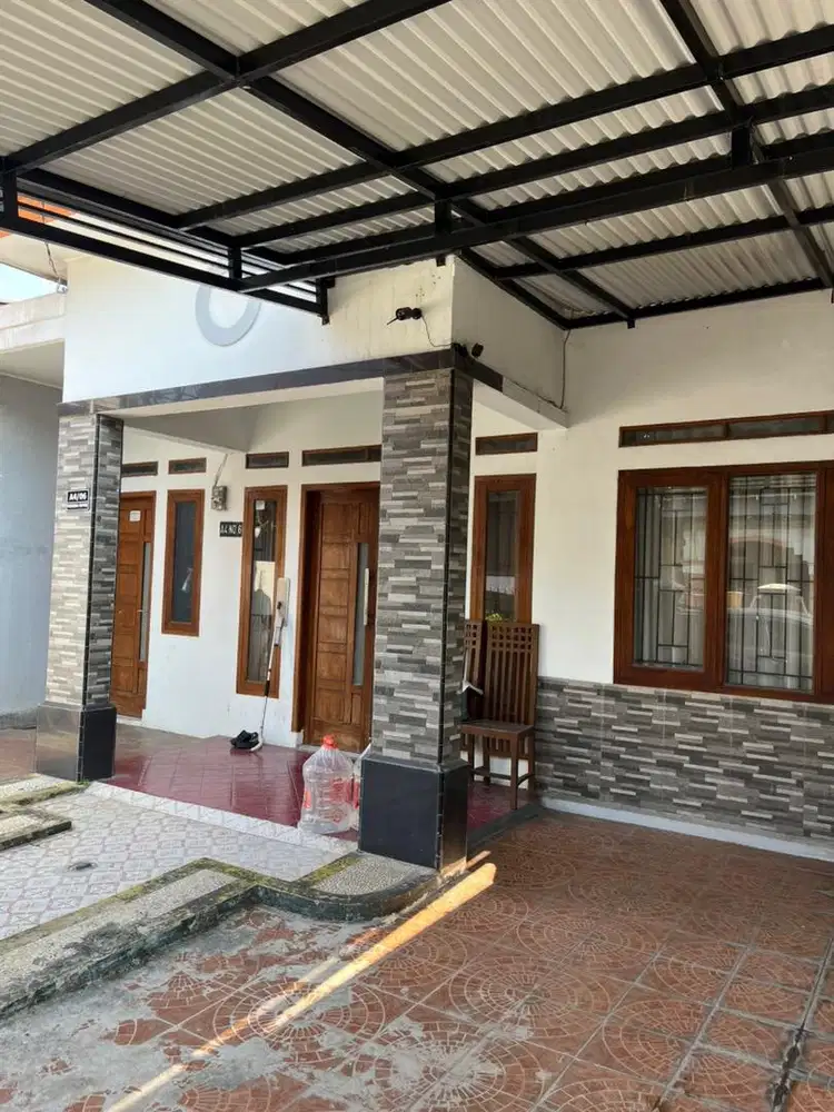 Dijual cepat di bawah harga pasaran,rumah strategis dekat akses Tol.