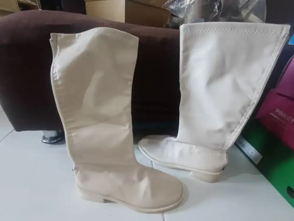 Sepatu booth tinggi cream wanita Pinkey LIKE NEW
