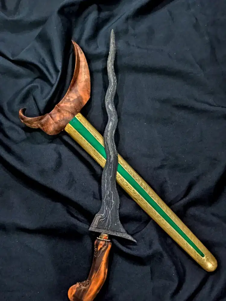 Keris sepuh Buto Ijo pamor ngulit Semongko warangka ladrang solo
