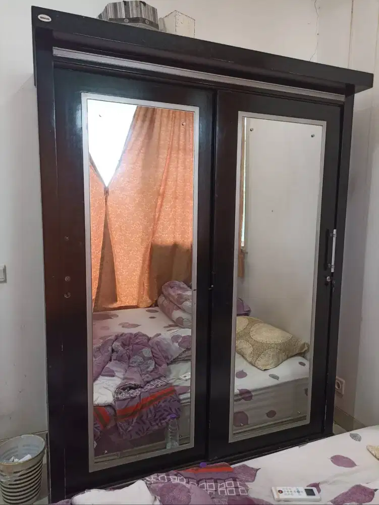 Lemari Pakaian Sliding Hitam Kaca / Cermin