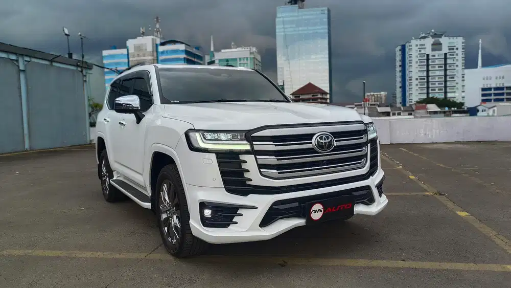 Toyota Land Cruiser 300 VXR 4x4 AT 2025

-